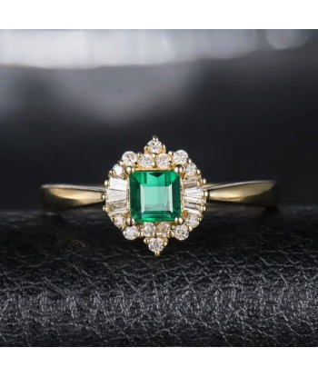 14kt Yellow Gold Emerald and Diamond Engagement Ring for Her votre