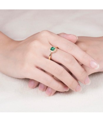 14kt Yellow Gold Emerald and Diamond Engagement Ring for Her votre